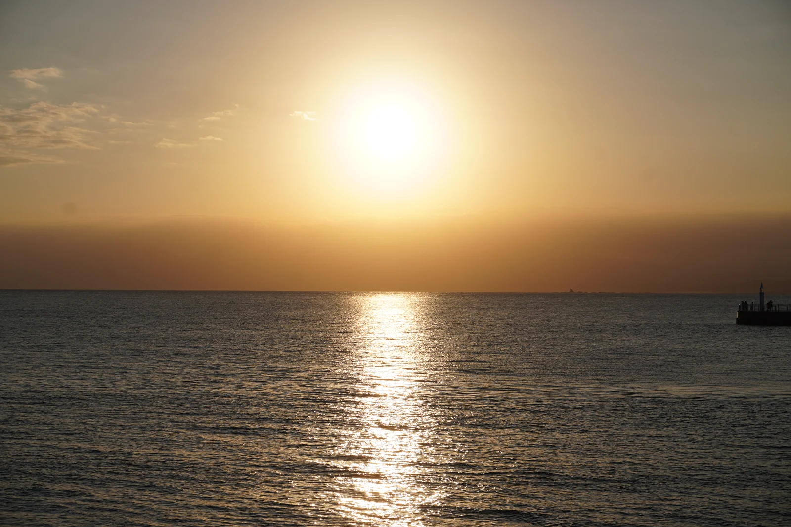 旅先で撮影した海に沈む夕日