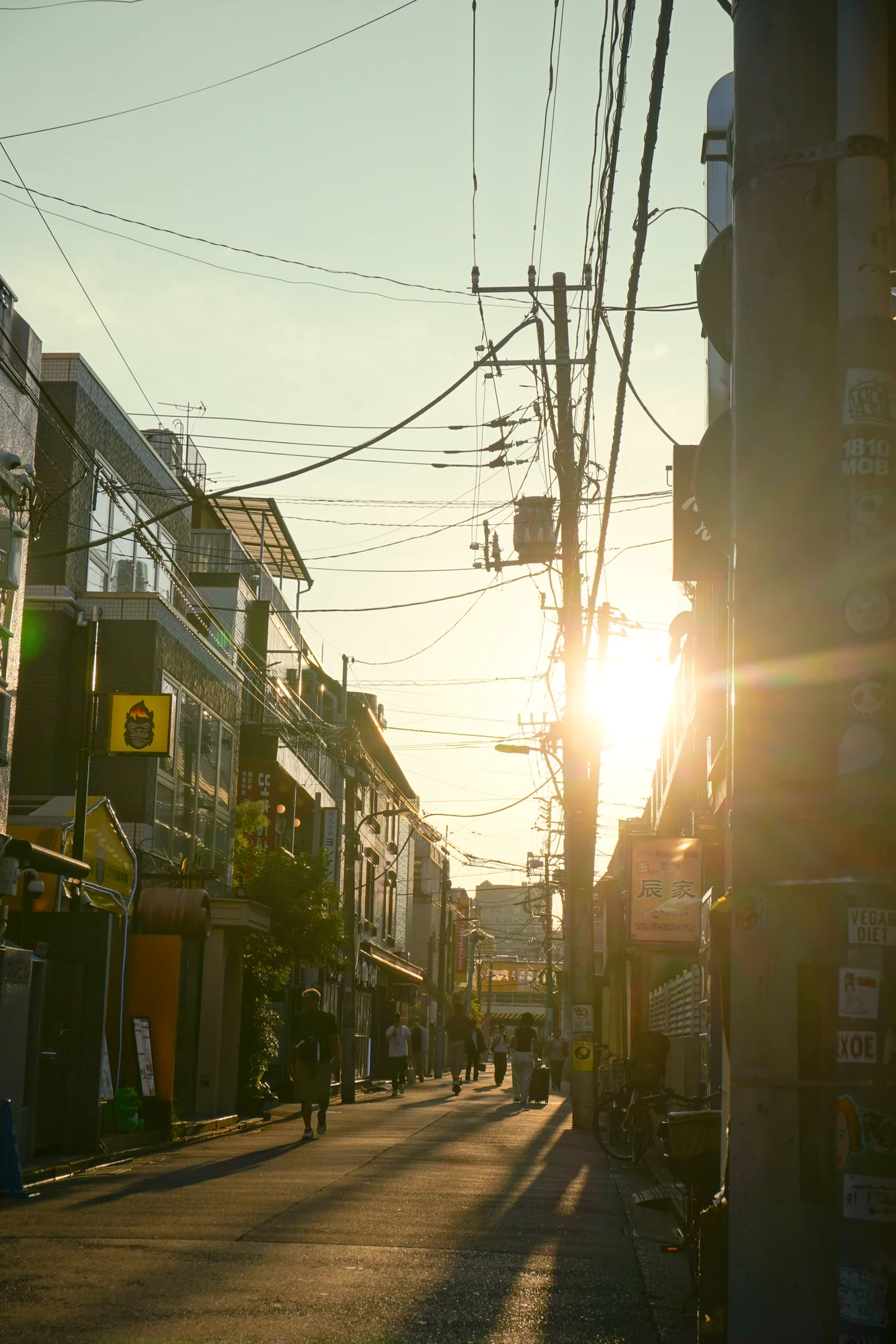 夕方の光が差す街並み